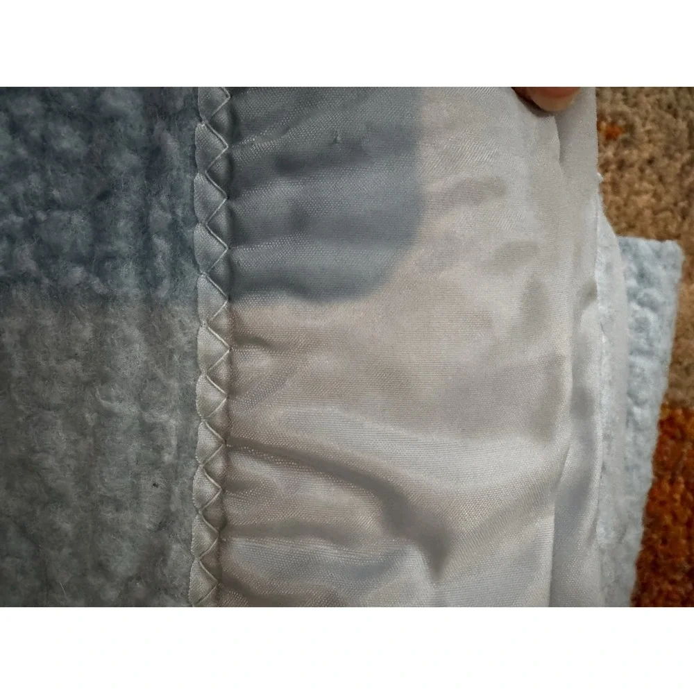 VTG Light Blue 100% Acrylic Thermal Blanket Satin Trimmed Edges 64 X 88 EUC